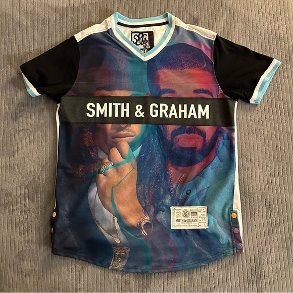 Smith & Graham Graphic V-Neck Shirt Size Medium - Picture 1 of 4